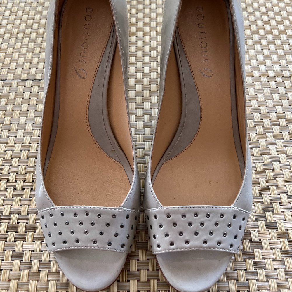 Elegant peep-toe pump